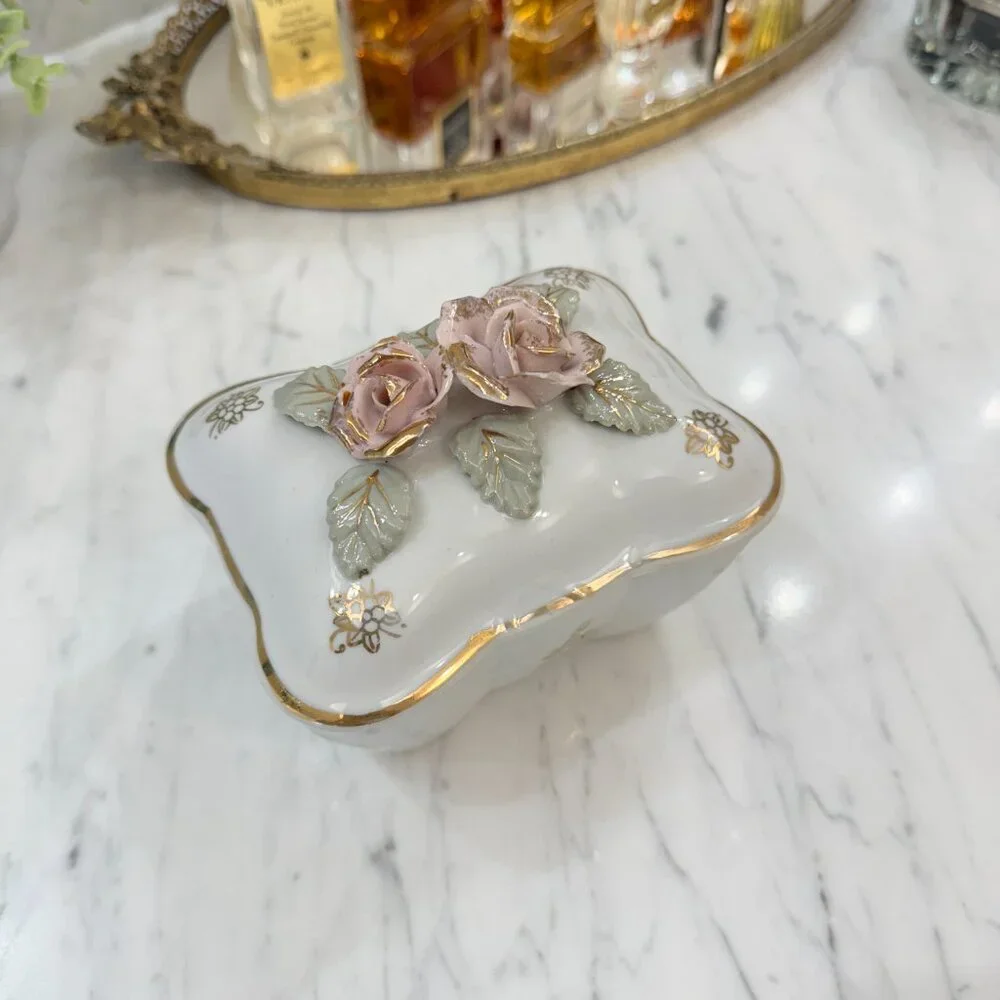 Vintage Lipper Mann (L&M) Bond Ware Trinket Box, Porcelain with Roses &Gold - Picture 4 of 17